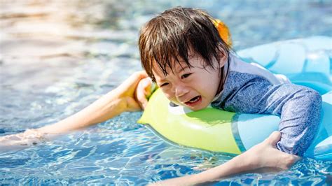 Anak-anak mengatasi ketakutan air melalui renang